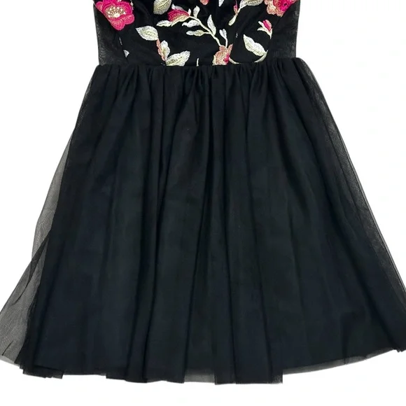 Teeze Me Spaghetti Strap Sweetheart Embroidered Top Side Illusion Dress Size 1/2 - Picture 3 of 8
